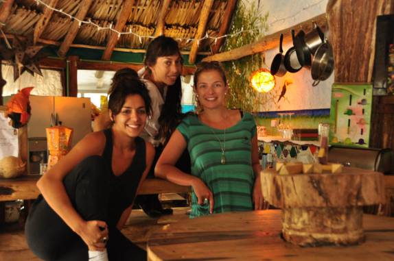 Nossas amigas argentinas em seu restaurante onde tomávamos nosso saudável café da manhã, na ilha de Holbox, no norte do Yucatán, no México